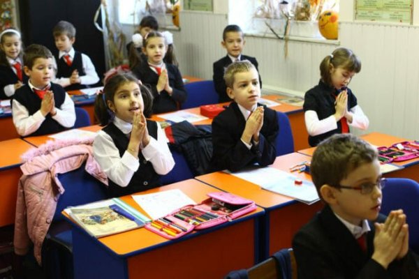 Proiect de lege: Elevii și profesorii să intoneze imnul național și să spună „Tatăl nostru“, la începutul orelor