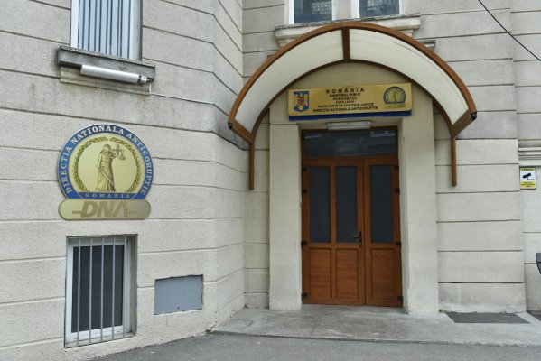 Percheziţii DNA la două instituții publice și alte 10 adrese într-un dosar de corupție