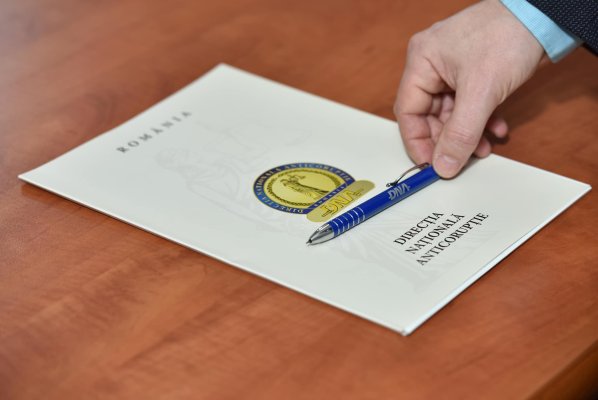 Un bărbat a fost prins în flagrant, de procurorii DNA, când dădea o mită de 15.500 de euro