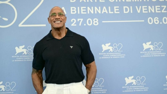 Dwayne Johnson, apariție spectaculoasă la Veneția. Actorul a trecut printr-o schimbare de look spectaculoasă