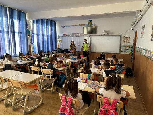 Polițiștii din Năvodari i-au învățat pe elevii Școlii „George Enescu” cum să fie în siguranță în trafic