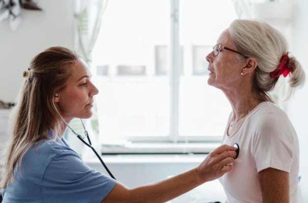 Medicii au inventat un stetoscop care depistează boli cardio-vasculare cu ajutorul inteligenței artificiale în 15 secunde