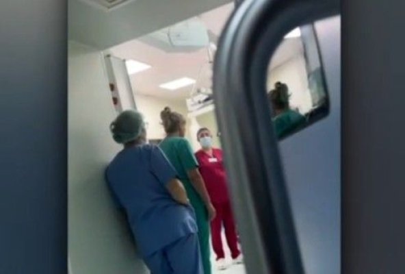 Scandal între o asistentă și un chirurg, cu pacientul pe masa de operație: „Domnișoară, nu-ți dau ție explicații!“. Video