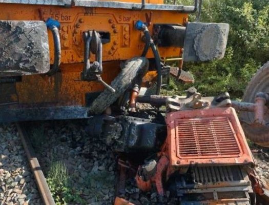 Un bărbat de 20 de ani a fost rănit, după ce un tren de persoane a lovit un tractor cu remorcă