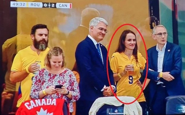 Ministra de Externe, Oana Țoiu, surprinsă cu un pahar de bere în mână, la meciul amical România – Canada