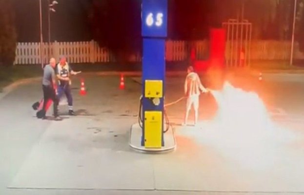Un bărbat beat a incendiat pompa de alimentare a unei benzinării și a aruncat combustibil aprins pe un angajat. Video