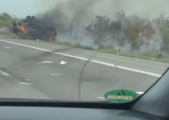 Un autoturism s-a răsturnat și a luat foc, în urma impactului cu o autoutilitară, pe A1. Video