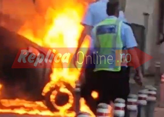 Un autoturism a ars ca o torță, pe strada Ilarie Voronca, la intersecție cu strada Sarmisegetuzei. Video