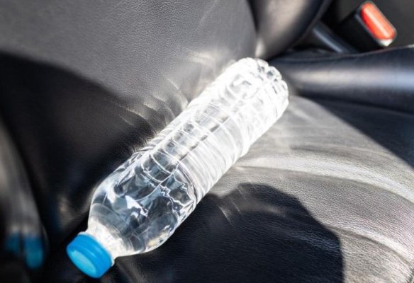 Ce se întâmplă, de fapt, dacă bei apă dintr-o sticlă de plastic lăsată în soare
