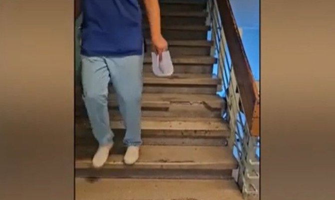 Un pacient a murit, după ce s-a lovit cu capul de beton, într-un spital. O treaptă s-a rupt în timp ce cobora scările