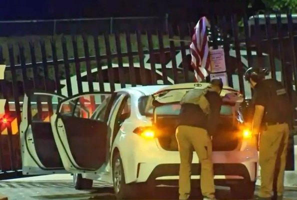 O mașină a intrat cu viteză în poarta sediului FBI din Pittsburgh