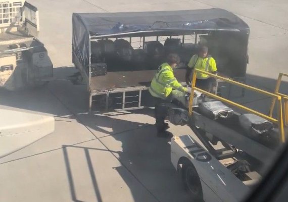 Doi angajaţi ai aeroportului din Cluj au fost suspendați, după ce au fost filmaţi aruncând bagajele pasagerilor