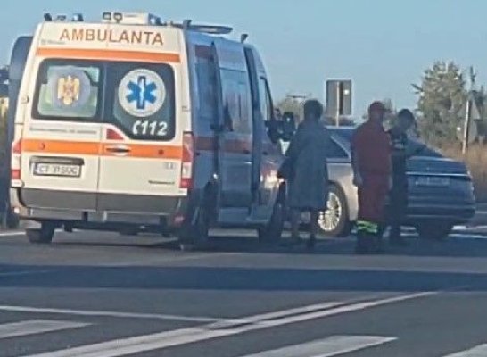 Coliziune între 2 autoturisme, între Corbu și Năvodari, lângă Petromidia. 3 persoane au ajuns la spital. Video