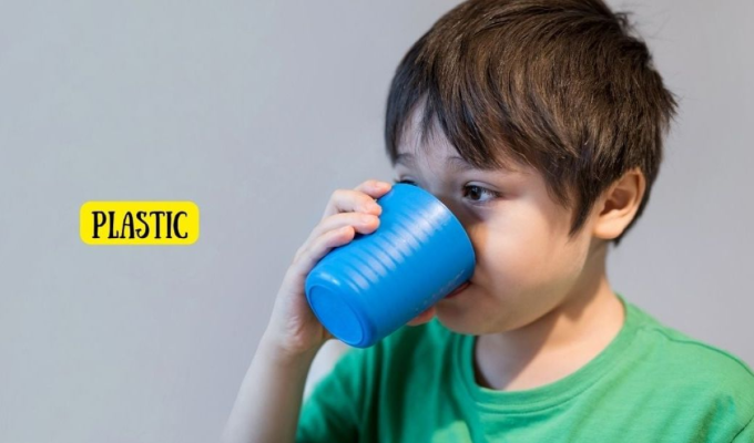 Copiii se confruntă cu un pericol acut din cauza materialelor plastice din mediul înconjurător