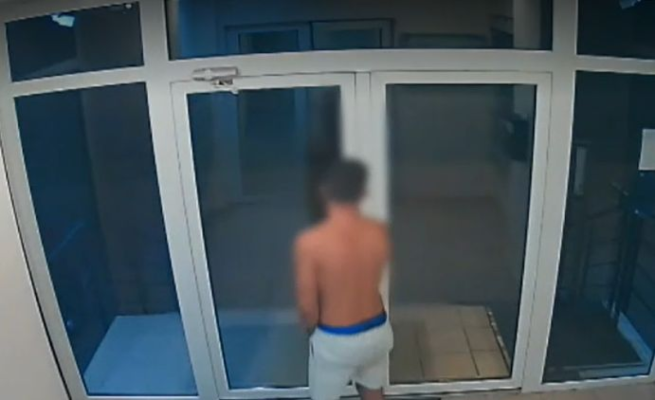 Un bărbat drogat și dezbrăcat a năvălit la întâmplare în mai multe locuințe. Video