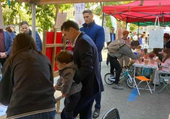 Nicușor Dan s-a dus cu copiii la un atelier stradal de creație să facă păpuși din cârpe