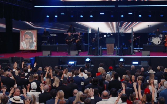 Slujba de înmormântare a lui Charlie Kirk. Funeralii la nivel de șef de stat. Video