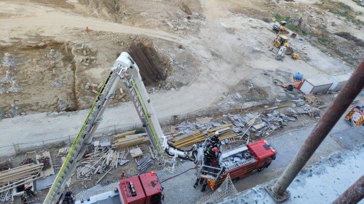 Incendiu la etajul 7 al unui bloc aflat în construcție, pe strada strada Baba Novac