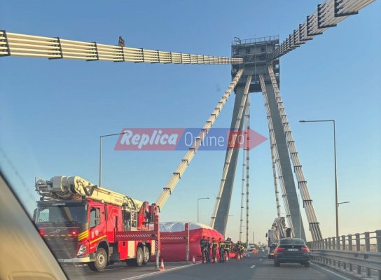 Gest extrem pe podul de la Agigea: o persoana de 65 de ani a urcat și a amenințat că se aruncă, live pe TikTok VIDEO