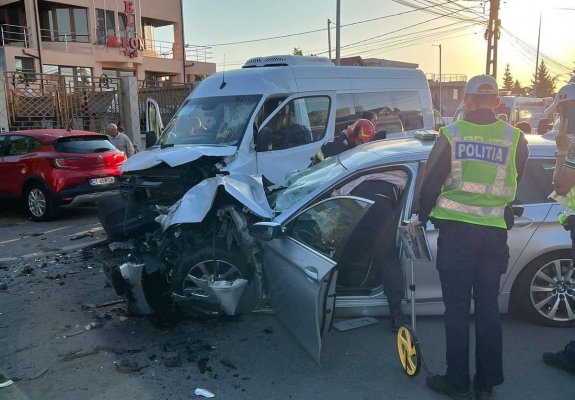 Accident între un microbuz și un autoturism, cu 13 victime în Mangalia. 4 femei și 9 bărbați au ajuns la spital. Video