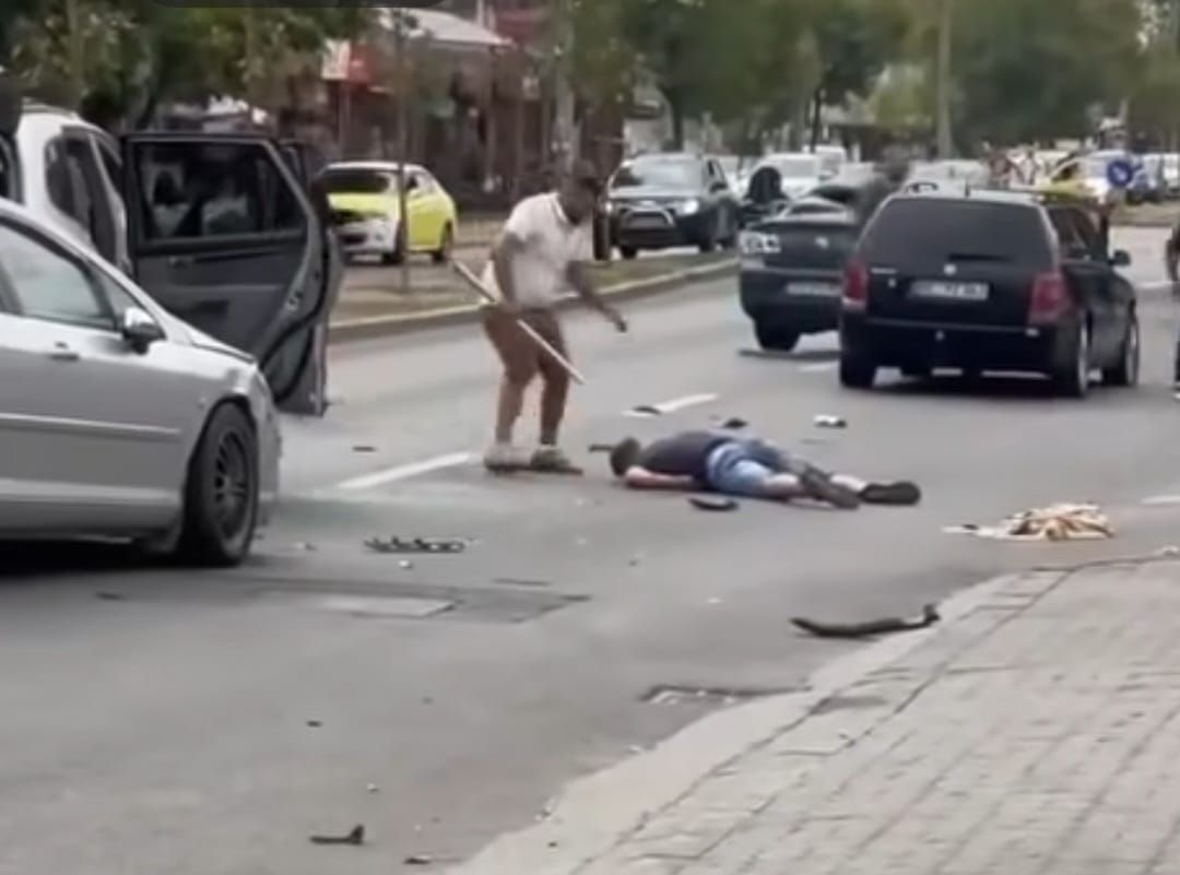socant! Zeci de persoane inarmate cu bate si macete s-au incaierat pe strada, mai multe masini au fost distruse. VIDEO socant! Zeci de persoane inarmate cu bate si macete s-au incaierat pe strada, mai multe masini au fost distruse. VIDEO