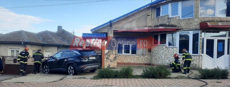 Pericol! Un SUV a intrat într-o țeavă de gaze, în urma unui accident, la Ovidiu. Video