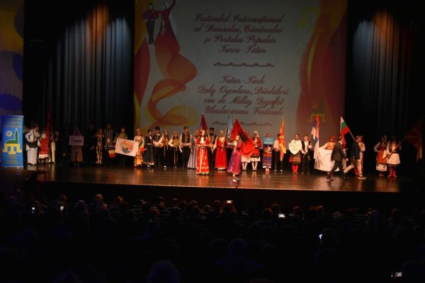 UDTTMR: Spectacol de gală la Festivalul Internațional al Dansului, Cântecului și Portului Popular Turco-Tătar