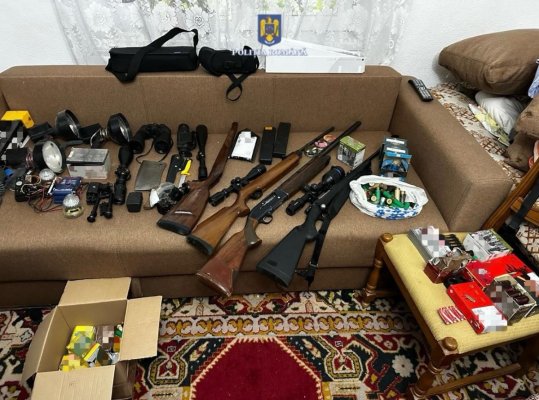 Percheziții efectuate într-un dosar de braconaj cinegetic. Polițiștii au ridicat trofee de vânătoare și carne de vânat