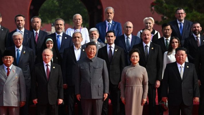Scandal cât... China! Adrian Năstase și Viorica Dăncilă s-au fotografiat alături de Xi Jinping și Vladimir Putin