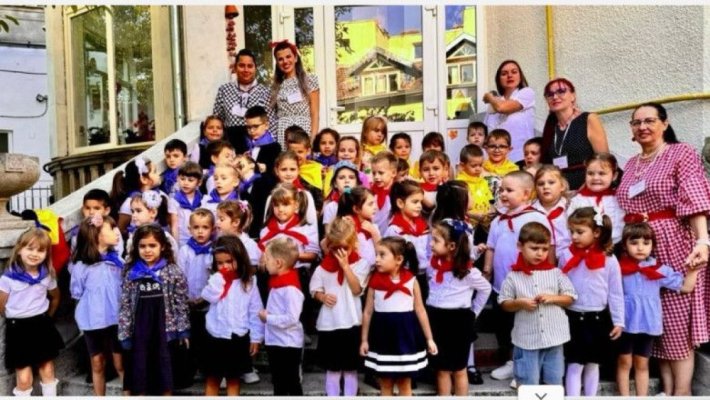 La serbarea de deschidere a anului școlar, copiii dintr-o grădiniță au fost îmbrăcați în șoimi și pionieri 