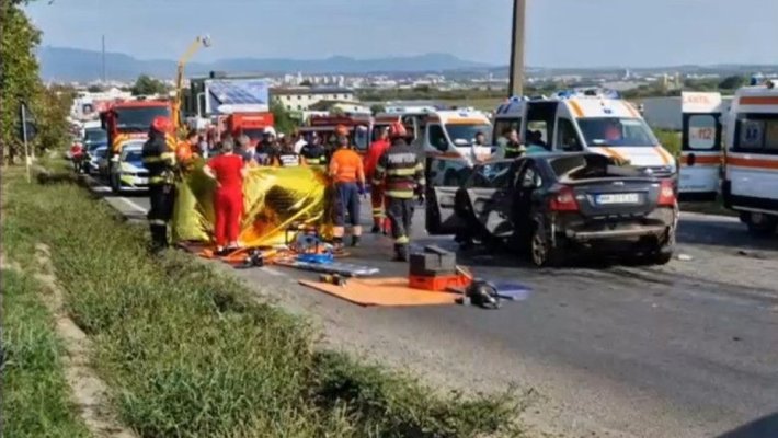Un bărbat și fiul său de 14 ani au murit într-un accident grav: mașina lor a intrat într-un TIR 