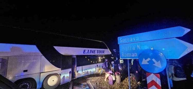 Patru adulţi şi un copil, transportaţi la spital în urma unui accident în care a fost implicat un autocar