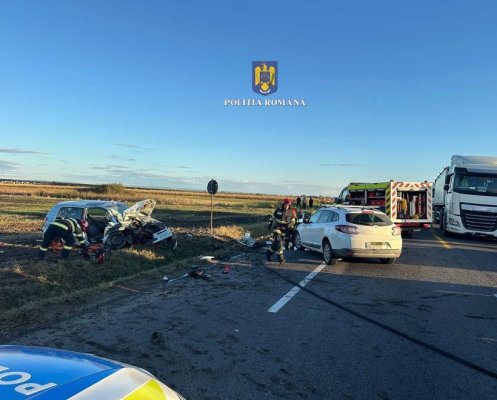 Şase persoane rănite după ce două autoturisme s-au ciocnit frontal