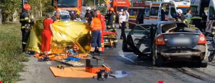 Un poliţist şi fiul lui au murit pe o şosea din Maramureş după ce s-au ciocnit cu un TIR