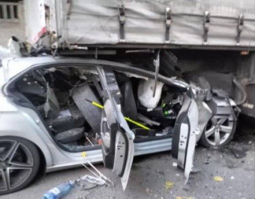 Sinucidere macabră! Un bărbat din Constanța a murit, după ce a intrat cu cu mașina într-un TIR, în Brașov