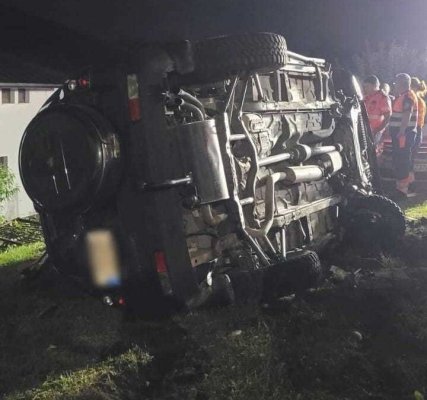 Un tânăr de 20 de ani a murit şi altul a fost rănit, după ce maşina în care se aflau a intrat în gardul unei case 