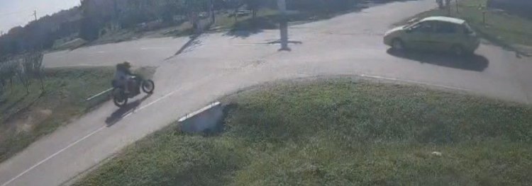 Doi adolescenți de 17 ani, aruncați de pe motocicletă după impactul cu o maşină, într-o intersecție din Timiş