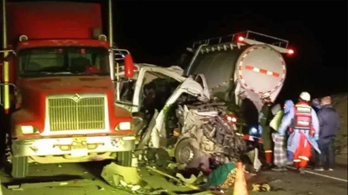 Accident rutier devastator în Peru, după ciocnirea unui microbuz cu un camion