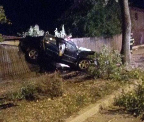 Accident mortal - Şofer de 29 de ani, proiectat cu maşina într-un copac şi apoi într-un gard
