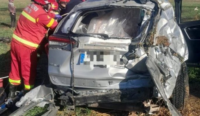 Accident tragic în Tulcea! O persoană a murit și 5 au fost rănite după ce un autoturism a intrat într-un cap de pod! 