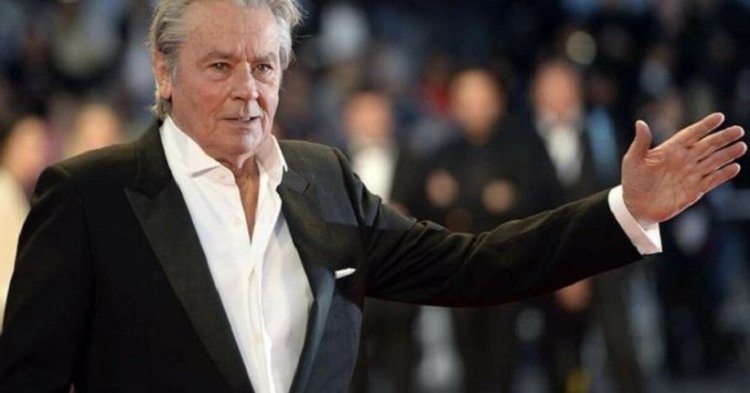 Fiul lui Alain Delon, Alain-Fabien, îi dă în judecată pe fratele şi sora sa pentru a anula testamentul actorului