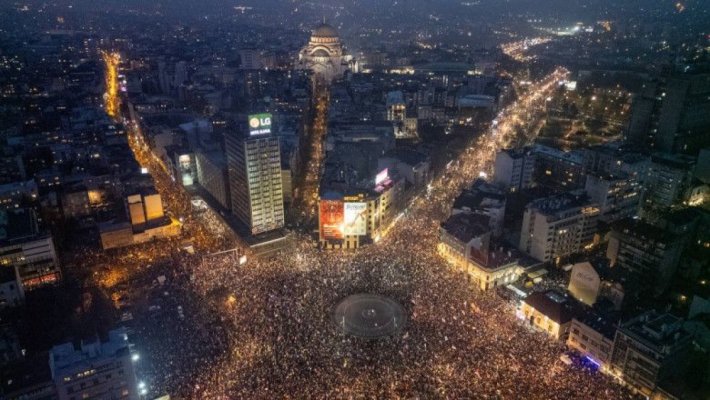 Mii de oameni au cerut alegeri anticipate pe străzile Belgradului