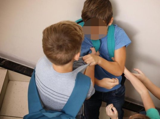 Un elev de la o școală din Constanța a ajuns la spital, după ce a fost mușcat de un coleg în zona genitală