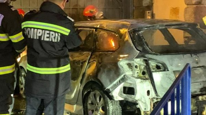 Un şofer a murit carbonizat, în Bucureşti, după ce a căzut cu maşina de pe o pasarelă