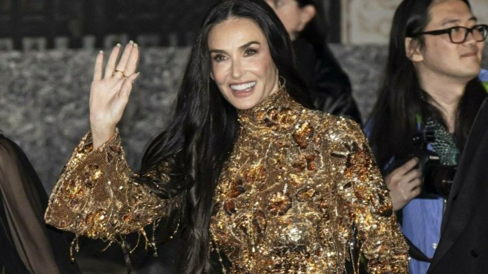 Demi Moore, apariție de senzație la Milano Fashion Week. Ținuta spectaculoasă care a cucerit publicul