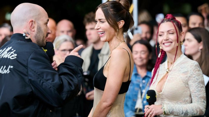 Emily Blunt a strălucit pe covorul roșu într-o rochie nude cu paiete. Cum arată ținuta purtată de actriță