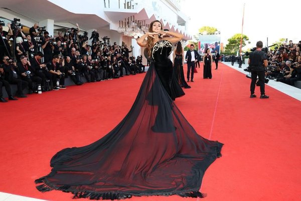 Mădălina Ghenea a făcut furori pe covorul roșu de la Veneția