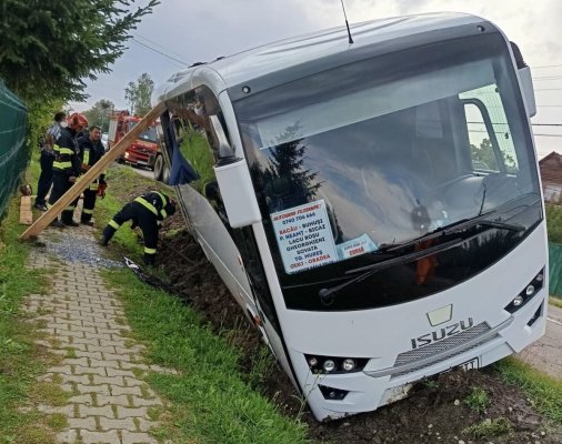 Accident pe DN 13B, în Harghita: un autobuz cu 26 de pasageri, printre care 14 copii, a căzut într-un șanț