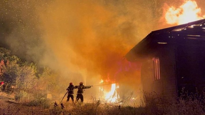 Incendiu puternic la Galaţi/ Barăcile unui fost şantier au fost cuprinse de flăcări
