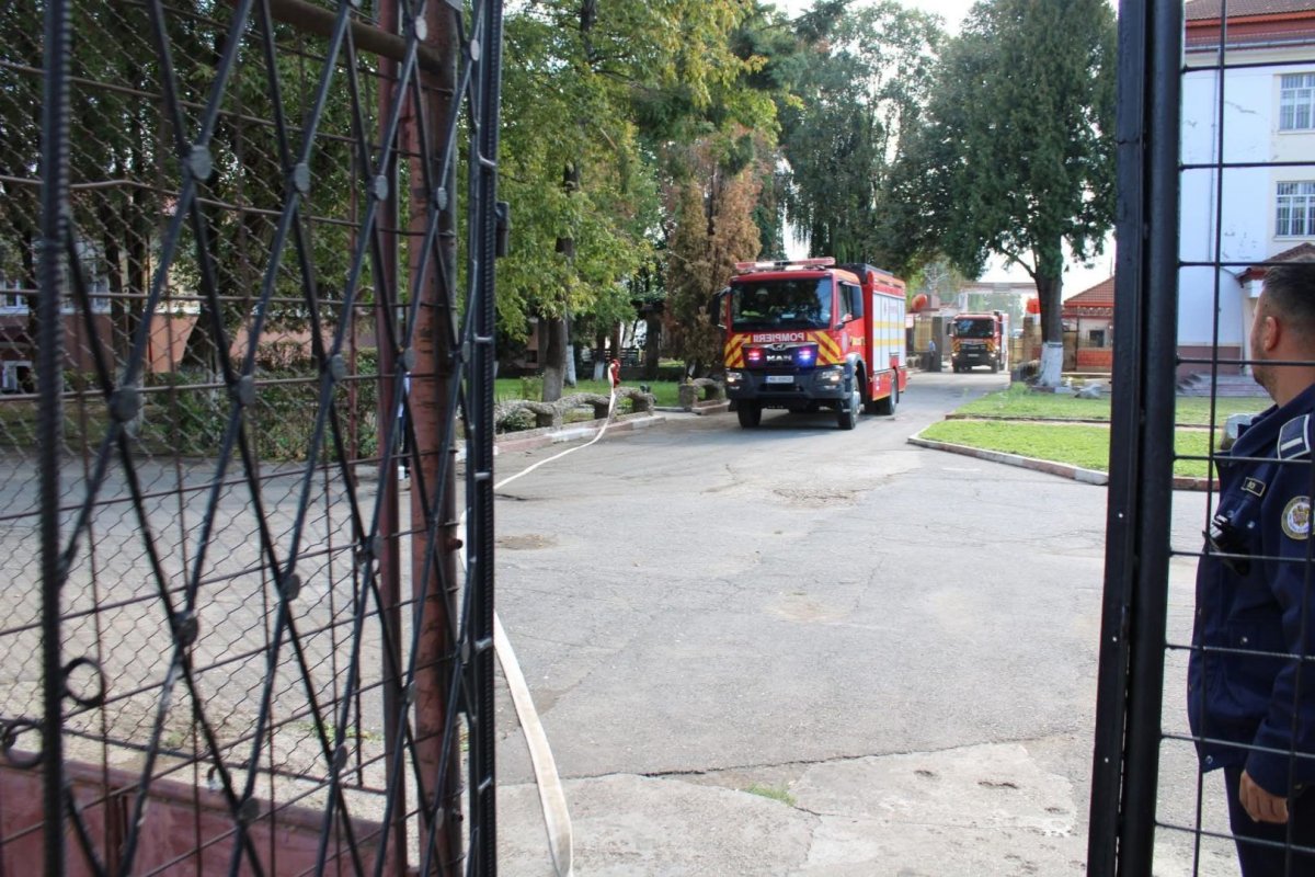 Alerta in spatele gratiilor! Incendiu la Penitenciarul Gaesti: 200 de persoane au fost evacuate Alerta in spatele gratiilor! Incendiu la Penitenciarul Gaesti: 200 de persoane au fost evacuate